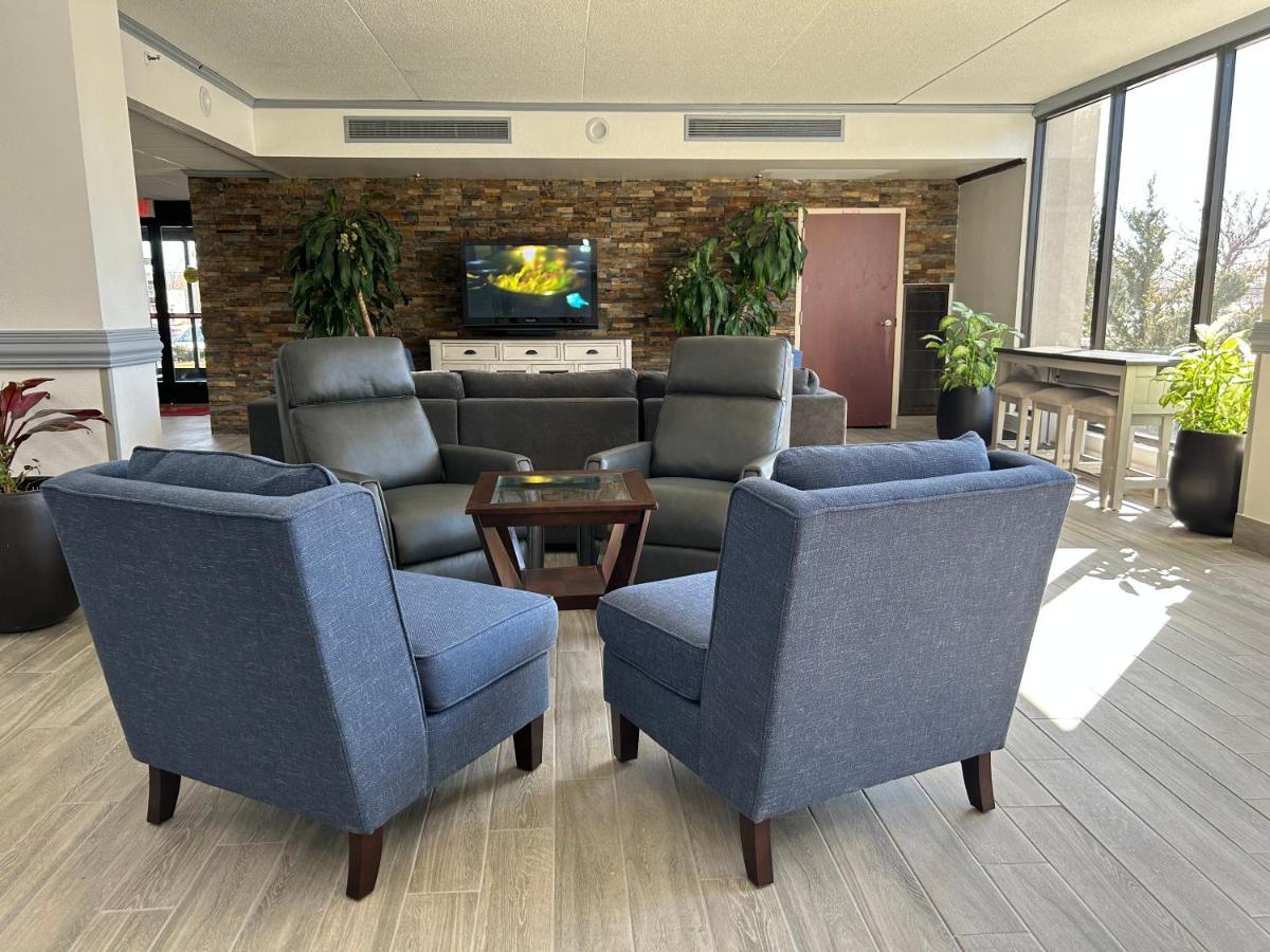 Clarion Inn And Suites Airport Grand Rapids Exterior photo